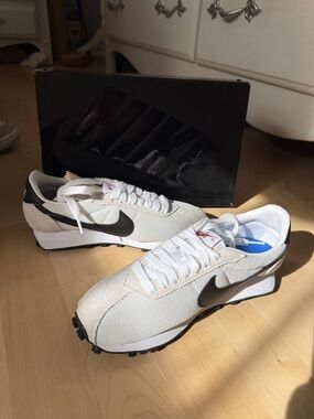 Nike White and Black Womens Sneakers LD-1000